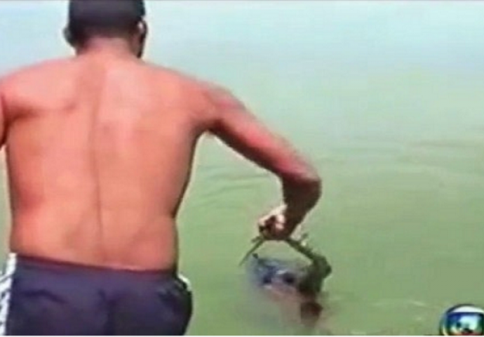 Primjetili su crnu kesu da pluta vodom, zanijemili su od šoka kada su je otvorili (VIDEO)