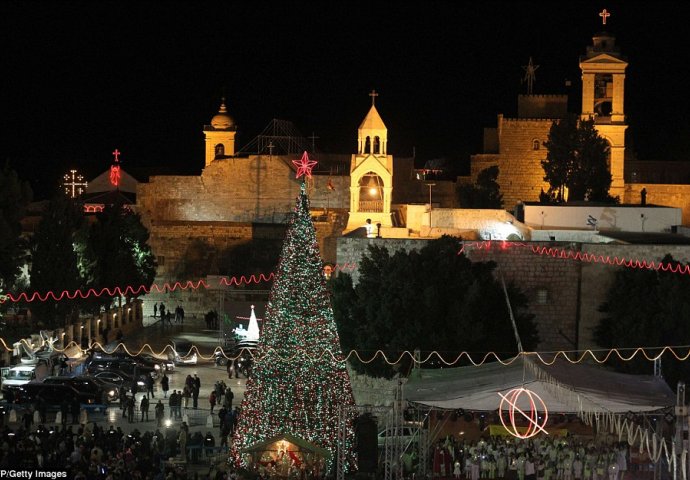 Veliki broj ljudi u Betlehemu uoči božićne mise