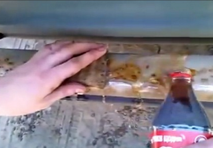 Poljevao je svoje auto Coca-Colom, ono što se dogodilo u nastavku će vas šokirati (VIDEO)
