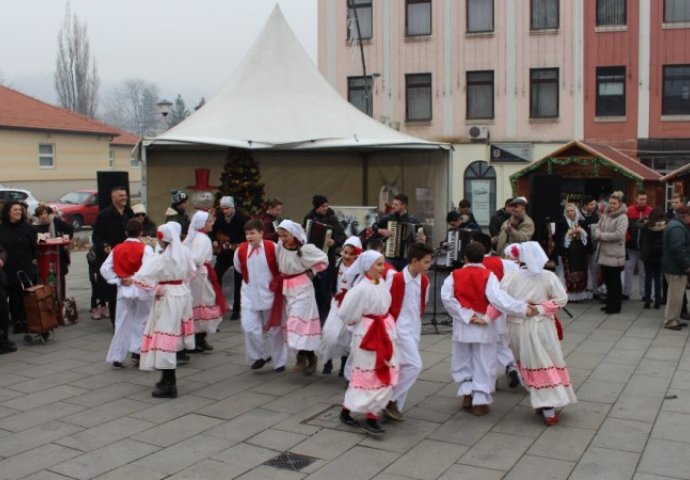 U povodu obilježavanja katoličkog Božića u Tuzli upriličeno druženje građana