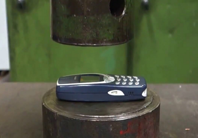 Brutalan test: Nokia 3310 protiv hidraulične prese (VIDEO)