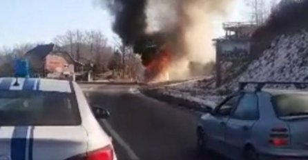 Crna Gora: Izbio požar u autobusu punom djece (VIDEO)