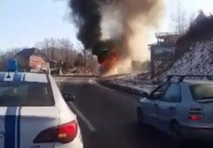 Crna Gora: Izbio požar u autobusu punom djece (VIDEO)