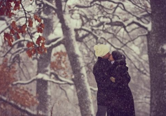 "Evo ponovo snijeg, romantične noći, ide nova godina"