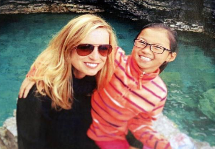 Igra sudbine: Razdvojene blizankinje spojila stara fotografija snimljena u sirotištu  (FOTO)