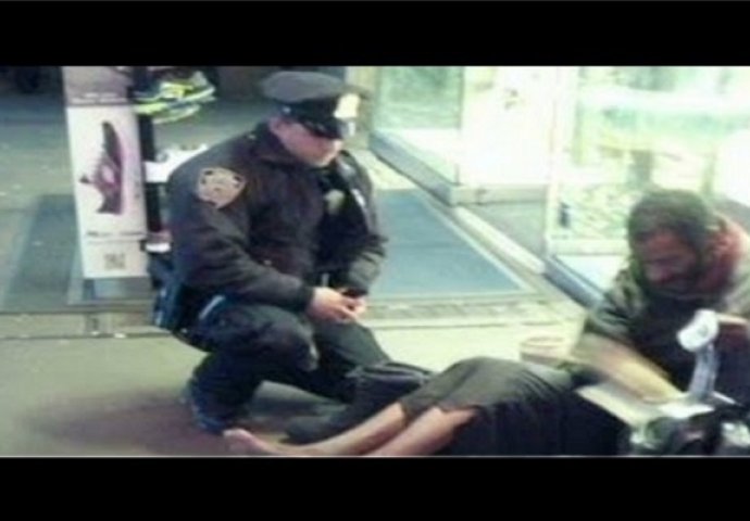 Vidjela je policajca kako prilazi bosonogom beskućniku, a onda je zaplakala (VIDEO)