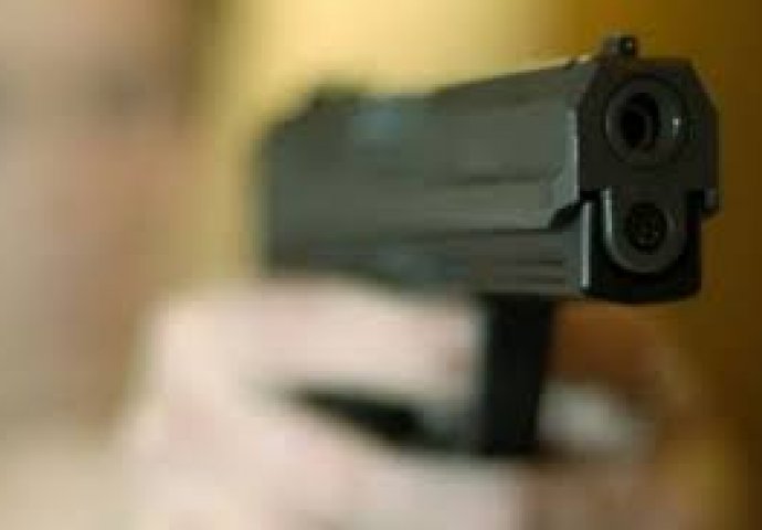 U Banjoj Luci dvojica maloljetnika prijeteći pištoljem ukrali 1.000 KM