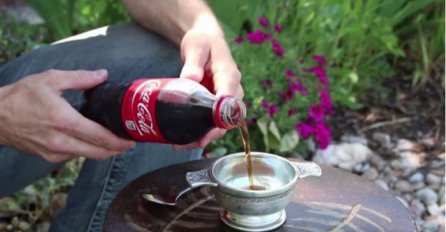 Istresao je flašicu Coca-Cole u metalnu posudu, ovim trikom ostavit ćete svoje prijatelje u čudu (VIDEO)
