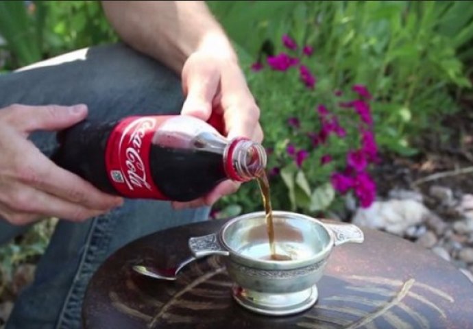 Istresao je flašicu Coca-Cole u metalnu posudu, ovim trikom ostavit ćete svoje prijatelje u čudu (VIDEO)