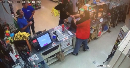 Razbojnik ušao u prodavnicu i uperio pušku u radnika, pogledajte kako je reagovao prodavač (VIDEO)