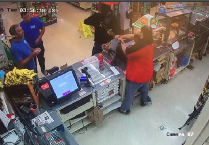 Razbojnik ušao u prodavnicu i uperio pušku u radnika, pogledajte kako je reagovao prodavač (VIDEO)