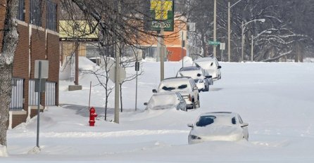 Amerika okovana snijegom i ledom, paralisan saobraćaj, na hiljade ljudi bez struje (VIDEO)