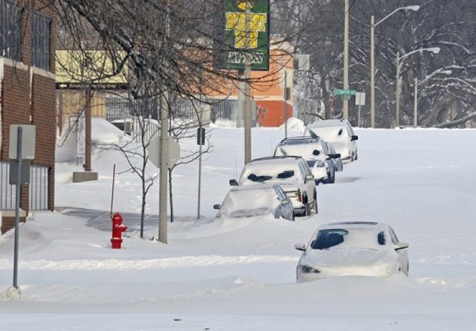 Amerika okovana snijegom i ledom, paralisan saobraćaj, na hiljade ljudi bez struje (VIDEO)