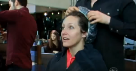 Frizer joj je obećala prelijepu frizuru, ali krajnji ishod je pokazao da su stvari izmakle kontroli (VIDEO)