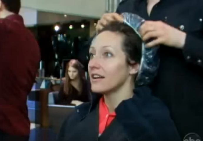 Frizer joj je obećala prelijepu frizuru, ali krajnji ishod je pokazao da su stvari izmakle kontroli (VIDEO)