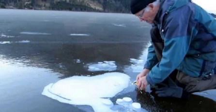 Napravio je rupu u ledu a onda zapalio šibicu, ono što je uslijedilo gledat ćete u čudu (VIDEO)