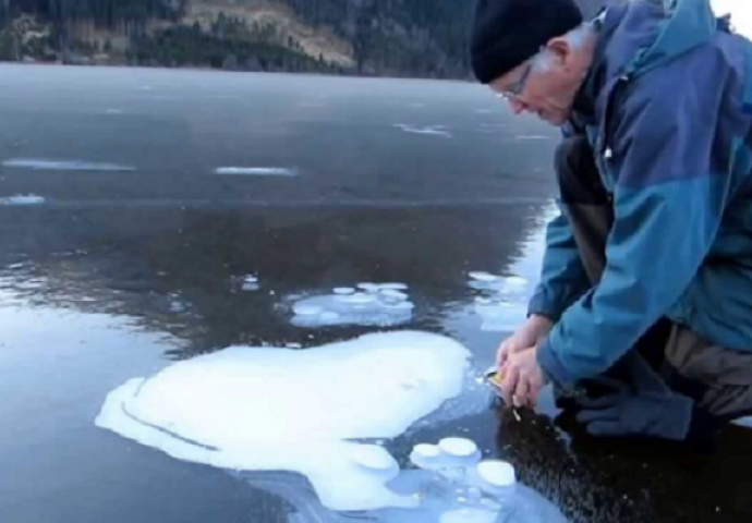 Napravio je rupu u ledu a onda zapalio šibicu, ono što je uslijedilo gledat ćete u čudu (VIDEO)