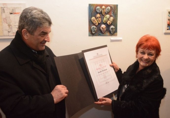 Načelnik Ajnadžić uručio bh. slikarki Slavici Krčmar nagradu "Roman Petrović"
