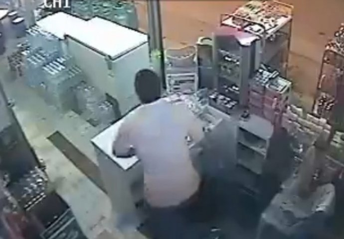 Za dlaku izbjegao smrt: Sjedio je u prodavnici, a onda ugledao farove kako se približavaju! (VIDEO)