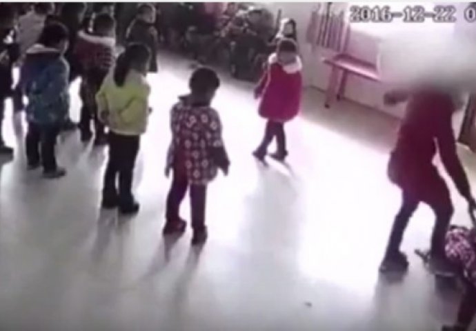 Šokantan snimak zlostavljanja dospio u javnost: Vaspitačica u obdaništu šamarala i šutirala djevojčice (VIDEO)
