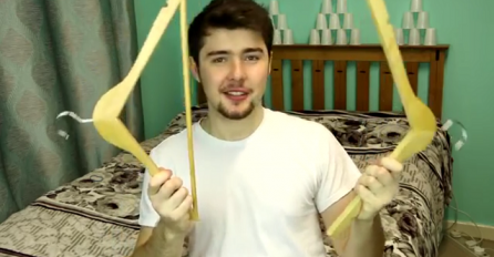 Uzeo je dvije drvene vješalice i rastavio ih u dijelove: Kada vidite zašto, uradit ćete isto (VIDEO)