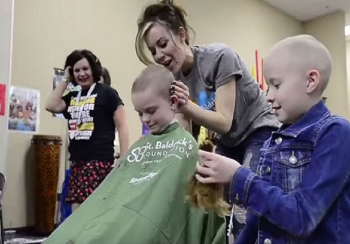 Mama je bila u šoku kad je kćerka obrijala glavu, ali kad je saznala razlog ostala je u suzama (VIDEO)