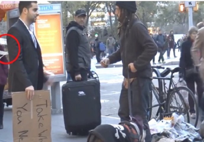 Zalijepio novac na odijelo i pustio ljude da uzimaju, reakcija beskućnika ga je ostavila bez riječi (VIDEO)