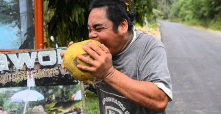  Za ne povjerovati: Kada vidite kako je ogulio kokos, ostat ćete bez teksta (VIDEO)