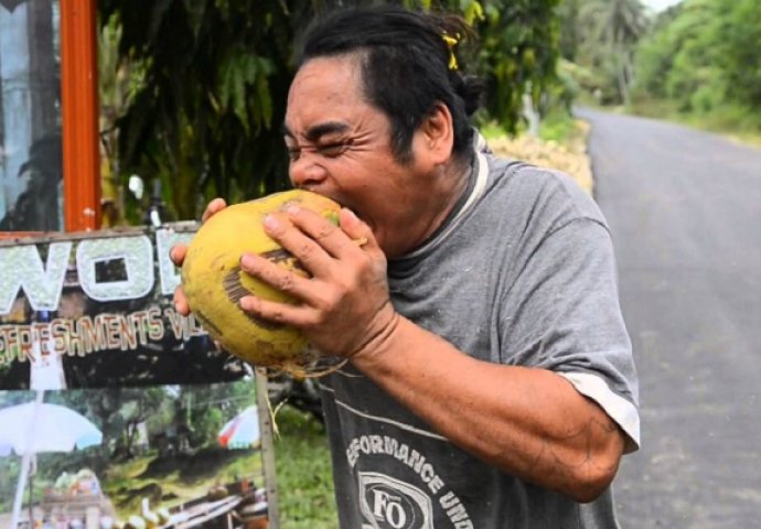  Za ne povjerovati: Kada vidite kako je ogulio kokos, ostat ćete bez teksta (VIDEO)