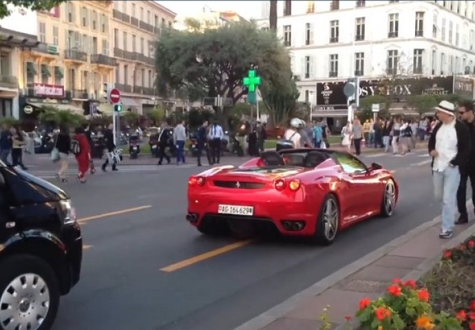 Htio je da ispadne faca u svom Ferrariju, ali onda se pošteno obrukao (VIDEO) 