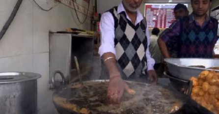 Kuhar pržio ribu, a onda uradio nešto što je šokiralo sve prolaznike (VIDEO)