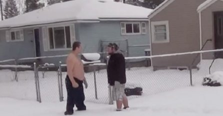 Ukrao je paket ispred tuđe kuće, a onda je izašao polugoli komšija i naučio ga pameti (VIDEO)