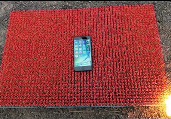 Nevjerovatna lančana reakcija: Stavio je iPhone na 10.000 šibica pa zapalio (VIDEO)