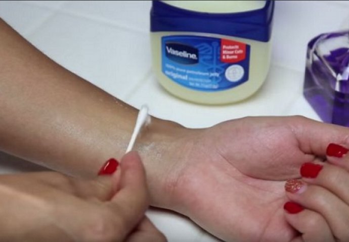 Uzela je malo vazelina i nanijela ga na ruku: Kada vidite razlog, uradit ćete isto (VIDEO)