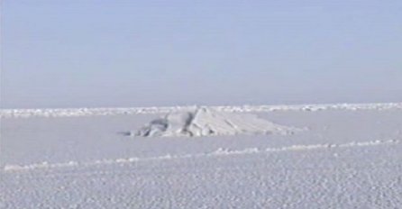 Izgleda kao malo snježno brdešce, no čekajte da vidite šta je izronilo iz leda (VIDEO)