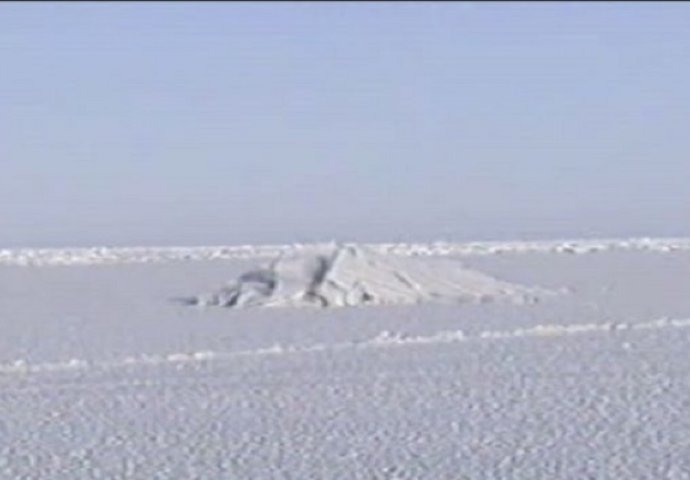 Izgleda kao malo snježno brdešce, no čekajte da vidite šta je izronilo iz leda (VIDEO)