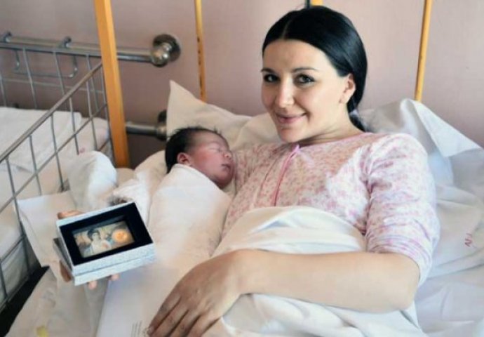 Dodik darovao zlatnik prvoj rođenoj bebi u 2017. u RS