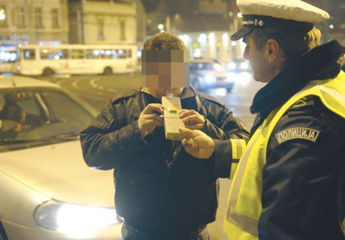 Pijanom Banjalučaninu policajci dali pravo na jedan poziv, ostali bez riječi kad su shvatili koga zove