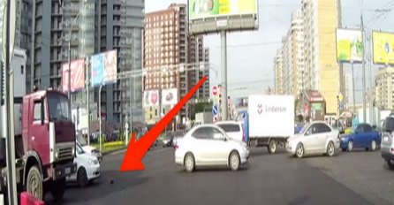 Usred velike gužve u saobraćaju vozač kamiona se zaustavio i uradio nešto nezamislivo (VIDEO)