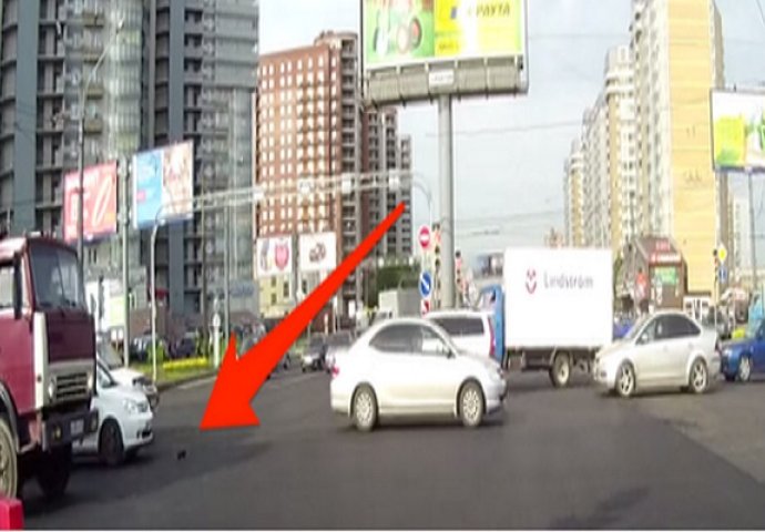 Usred velike gužve u saobraćaju vozač kamiona se zaustavio i uradio nešto nezamislivo (VIDEO)
