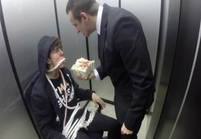 Krenuli su na razgovor za posao, no onda su u liftu naletjeli na plaćenog ubicu (VIDEO)