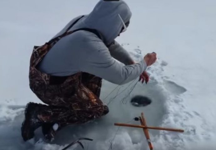 Probili su led, postavili udice, a onda ostali u šoku  kada su ovo izvukli! (VIDEO)