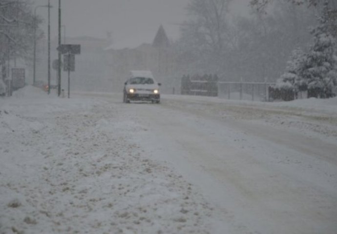 Danas oblačno vrijeme sa snijegom, saobraćaj se odvija po mokrom i klizavom kolovozu