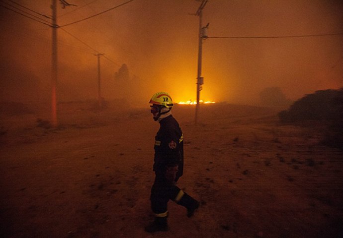 Najmanje stotinu kuća izgorilo u požaru u čileanskom gradu Valparaisu