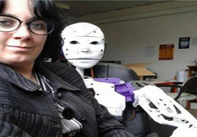 Djevojka koja je u vezi sa robotom želi da joj odobre zakonom da se vjenča s njim (FOTO)