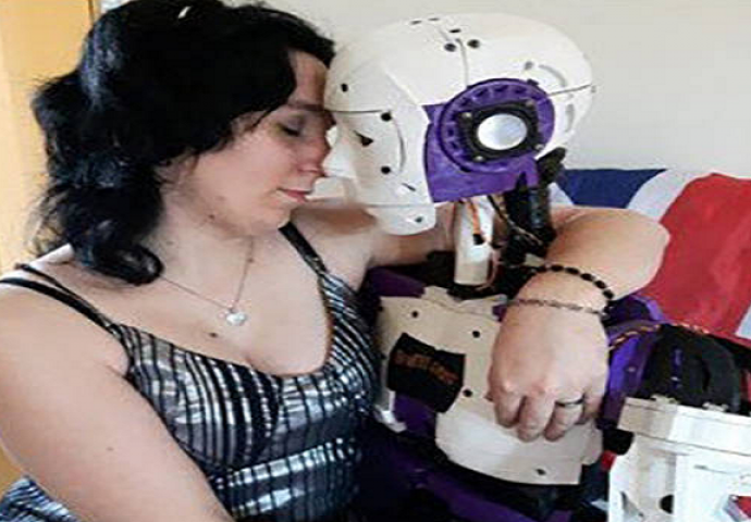 Djevojka koja je u vezi sa robotom želi da joj odobre zakonom da se vjenča s njim (FOTO)
