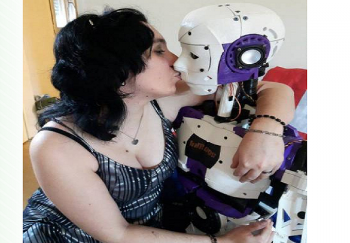 Djevojka koja je u vezi sa robotom želi da joj odobre zakonom da se vjenča s njim (FOTO)