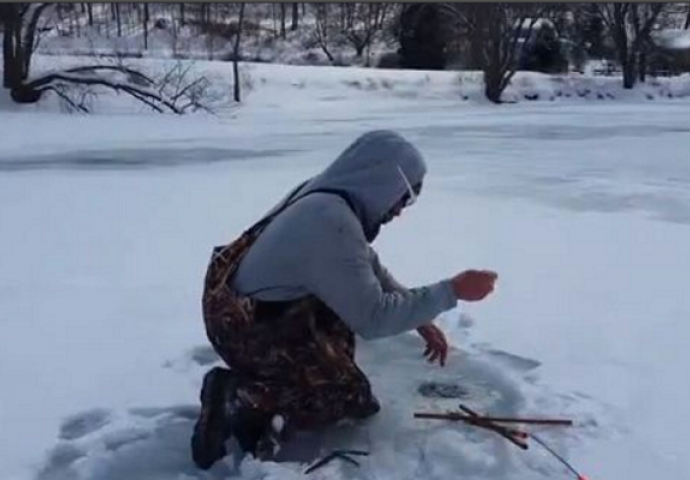 Probili su led i postavili udice, a onda ostali u nevjerici kada su ovo izvukli (VIDEO)