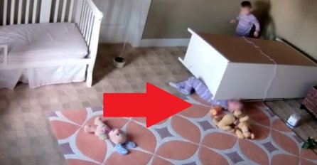 Bezbrižno su se igrali sami u sobu, dok na jednog nije pala komoda!Pogledajte šta je uradio njegov brat blizanac  (VIDEO)