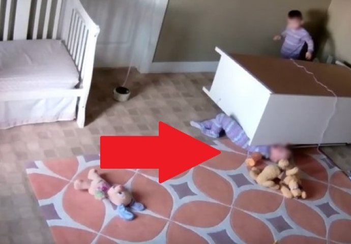 Bezbrižno su se igrali sami u sobu, dok na jednog nije pala komoda!Pogledajte šta je uradio njegov brat blizanac  (VIDEO)
